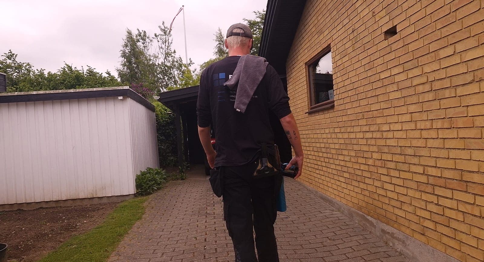 FJR Vinduespolering varebil og vinduespudser klar til vinduespudsning på Fyn