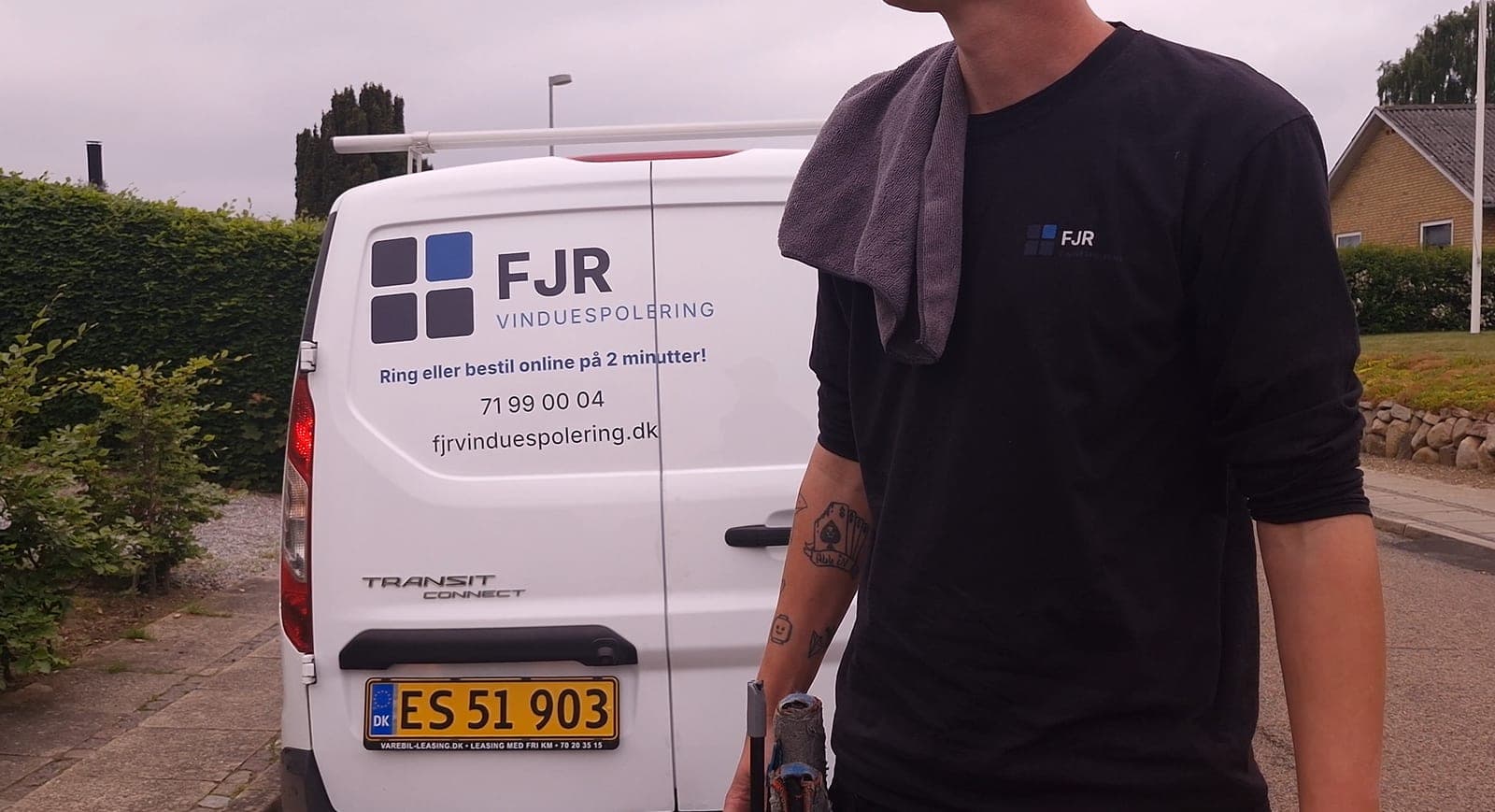 Nærbillede af rensehoved og børste under vinduespudsning med purificeret vand på Fyn