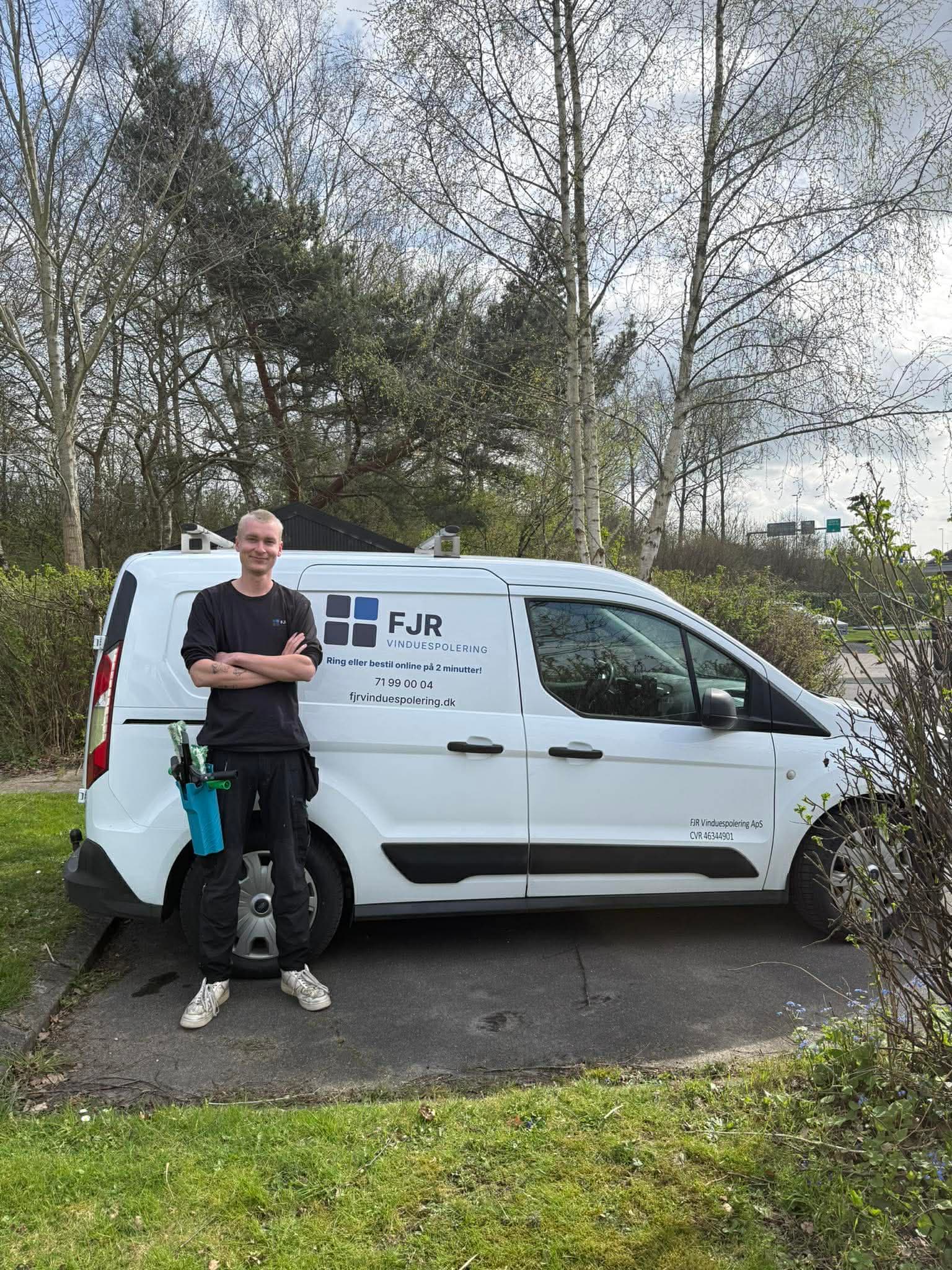 Teamet bag FJR Vinduespolering i arbejde