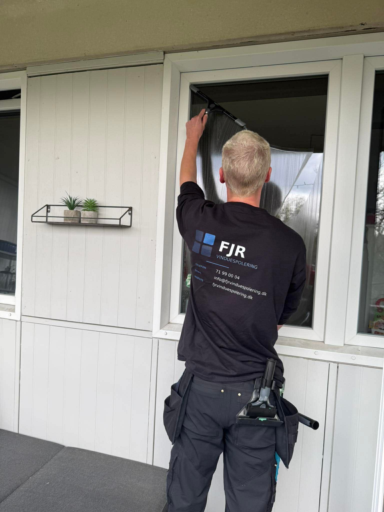 FJR Vinduespolering medarbejder pudser vinduer